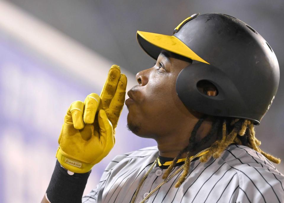 　７回、４号ソロを放ち、投げキッスするミエセス