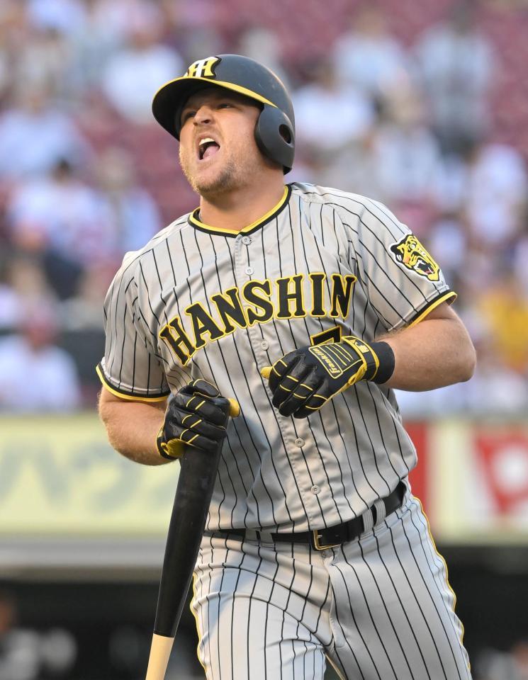 　１回、二飛に倒れ悔しがるノイジー（撮影・高部洋祐）