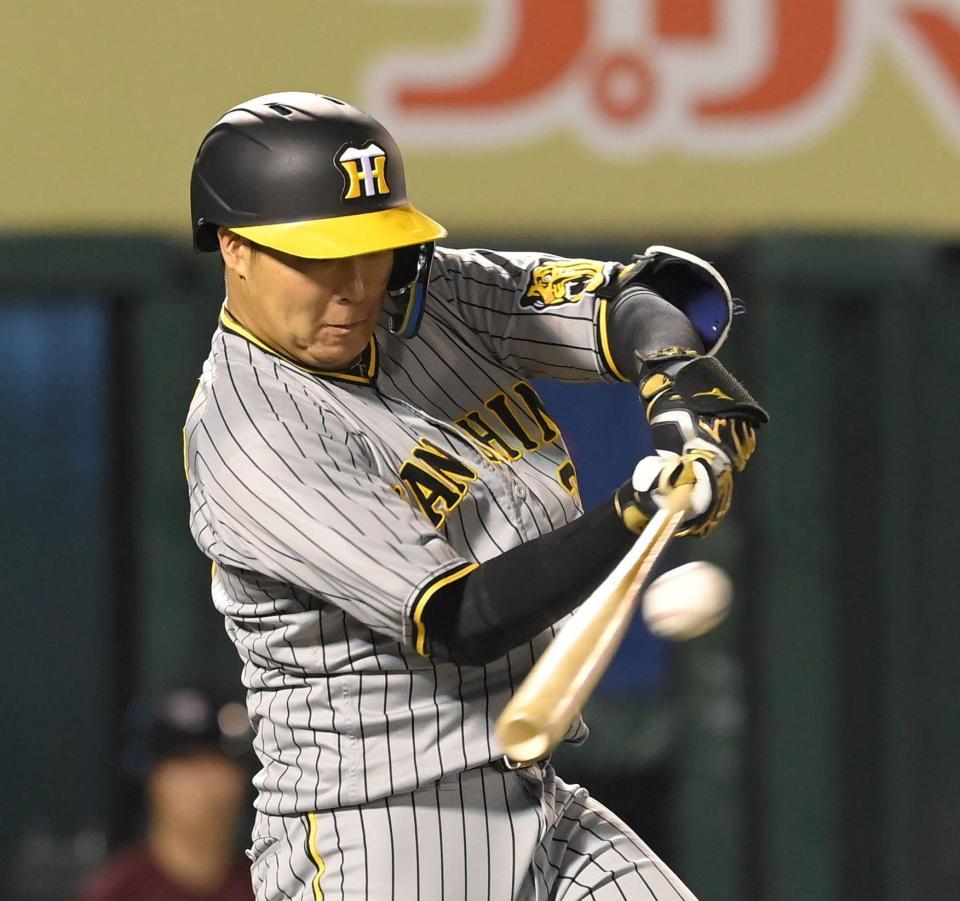 　８回、適時二塁打を放つ大山（撮影・高部洋祐）