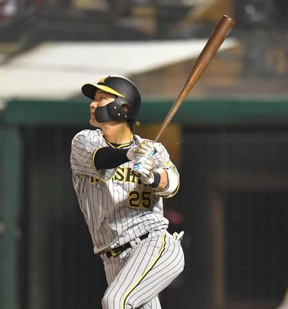 　８回、勝ち越しの中犠飛を放つ渡辺諒（撮影・西岡正）