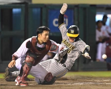 　８回、渡辺諒の犠飛で生還する大山