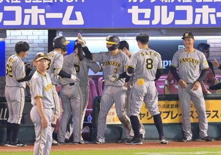 　８回、渡辺諒の中犠飛で生還しナインとタッチを交わす大山（中央）右端は森下（撮影・立川洋一郎）