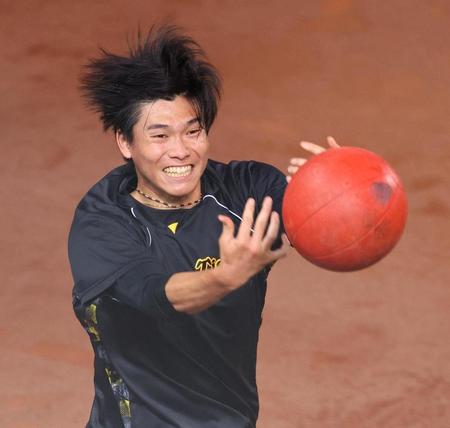 　トレーニングボールを投げる湯浅京（撮影・吉澤敬太）
