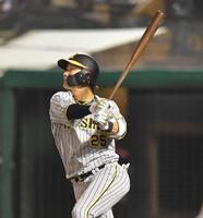 　８回、勝ち越しの中犠飛を放つ渡辺諒（撮影・西岡正）