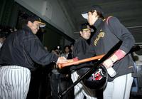　通路で握手する阪神・岡田監督（左）と日本ハム・新庄＝2006年５月、甲子園