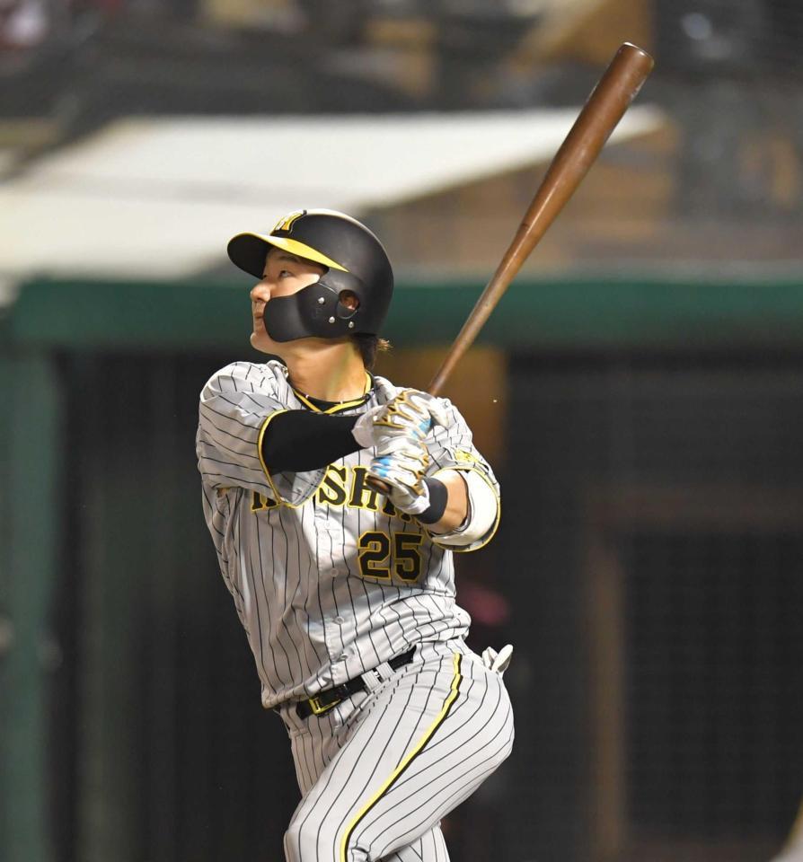 　８回、勝ち越しの中犠飛を放つ渡辺諒（撮影・西岡正）