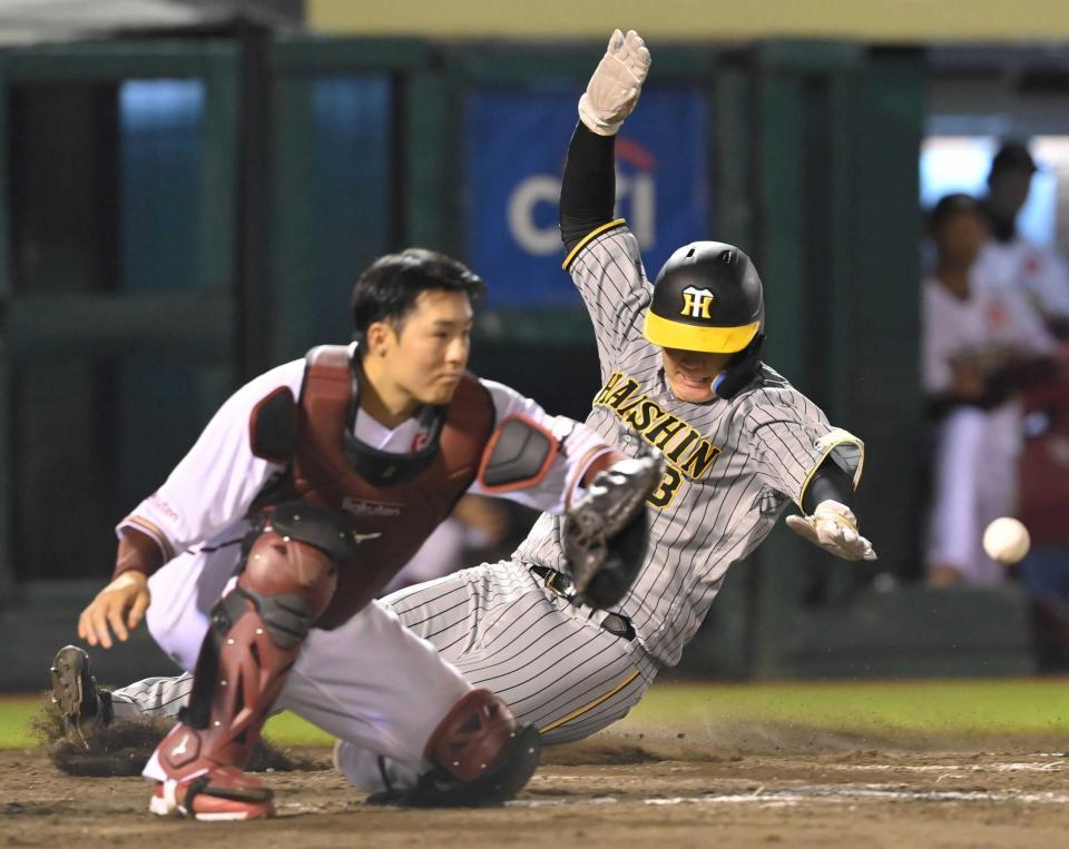 　８回、渡辺諒の犠飛で生還する大山