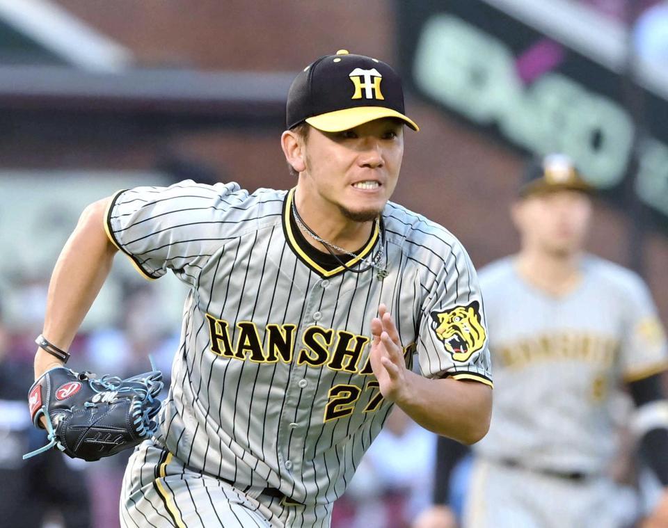 　１回、小深田を一ゴロに打ち取り、一塁ベースカバーに走る伊藤将（撮影・高部洋祐）