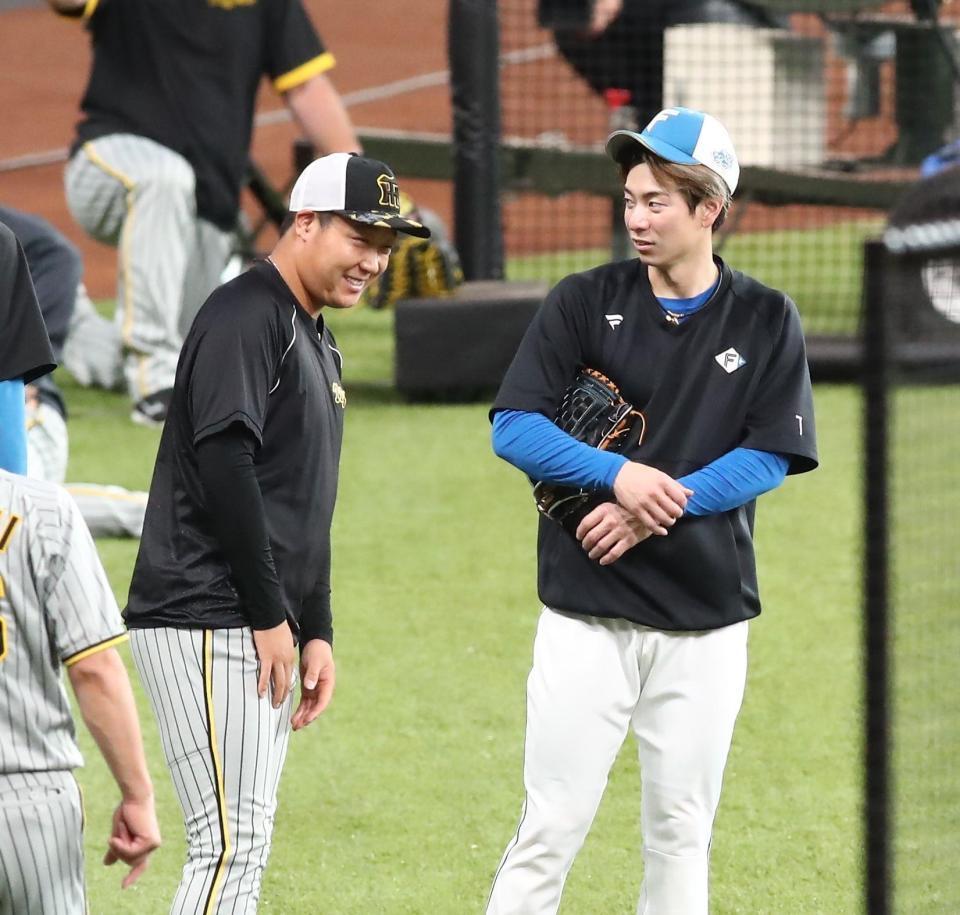 　試合前、松本剛（右）と談笑する大山（撮影・中島達哉）