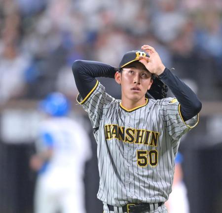 ２回に２点の先制を許してベンチへ引き揚げる富田（撮影・立川洋一郎）