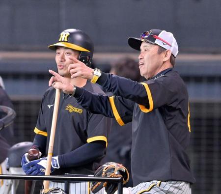 外野から差し込む光を見て阪神・坂本誠志郎（左）と話をする阪神・岡田彰布監督＝エスコンフィールドＨＯＫＫＡＩＤＯ（撮影・立川洋一郎）