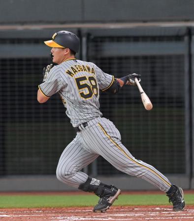 　４回、右前へ２点適時打を放つ前川（撮影・立川洋一郎）