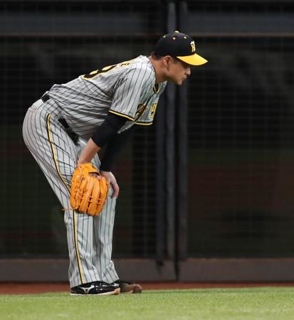 　８回、加藤豪に勝ち越し打を許し、がっくりする大竹（撮影・中島達哉）