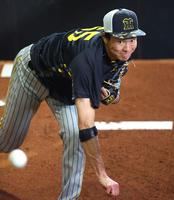 　ブルペンで投げ込む湯浅（撮影・吉澤敬太）