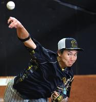 　ブルペンで投げ込む湯浅（撮影・吉澤敬太）