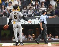 　８回、江越の打球を見送る佐藤輝。右はフェアを示す審判（撮影・中島達哉）