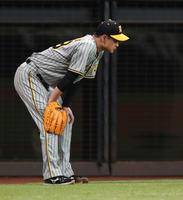 　８回、加藤豪に勝ち越し打を許し、がっくりする大竹（撮影・中島達哉）