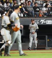 　８回、勝ち越しを許した大竹（手前）の交代を告げる岡田監督（撮影・中島達哉）