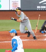 　４回、伊藤から右前に同点となる２点打を放つ前川（撮影・吉澤敬太）