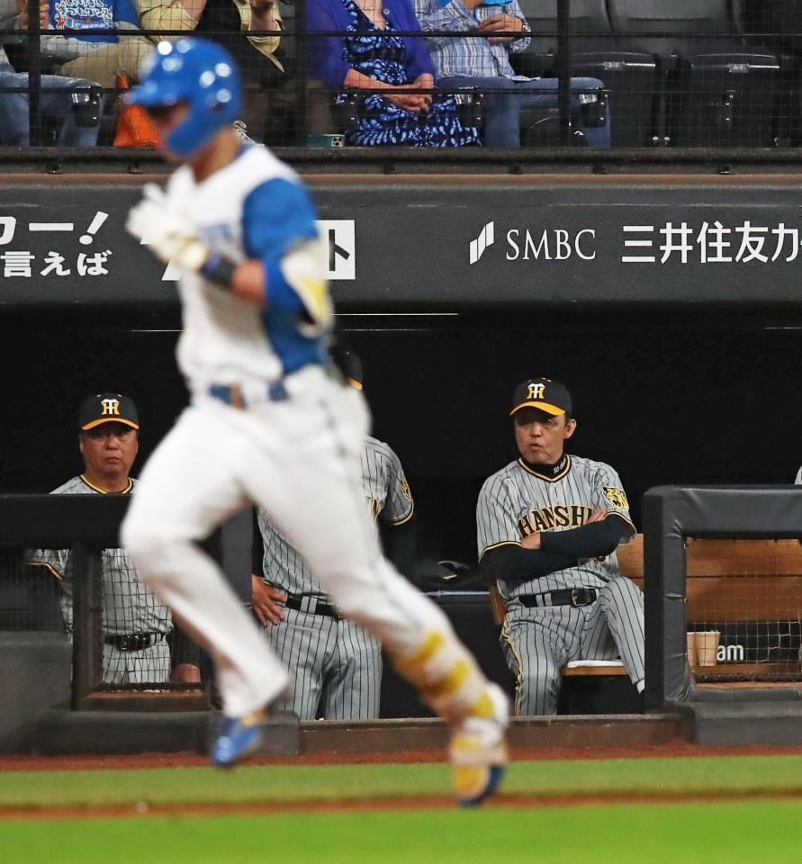 　４回、江越（左手前）にソロ本塁打を許し、厳しい表情の岡田監督（右）＝撮影・中島達哉