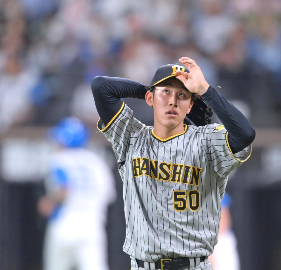 ２回に２点の先制を許してベンチへ引き揚げる富田（撮影・立川洋一郎）