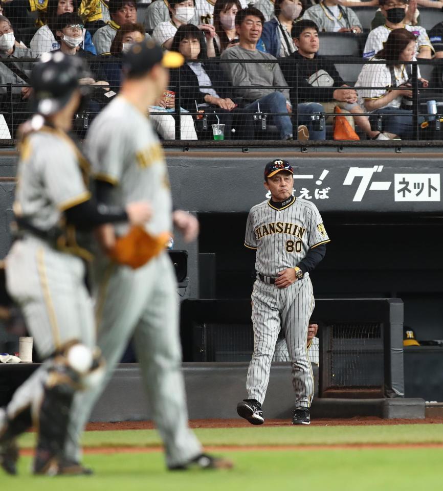 　８回、勝ち越しを許した大竹（手前）の交代を告げる岡田監督（撮影・中島達哉）