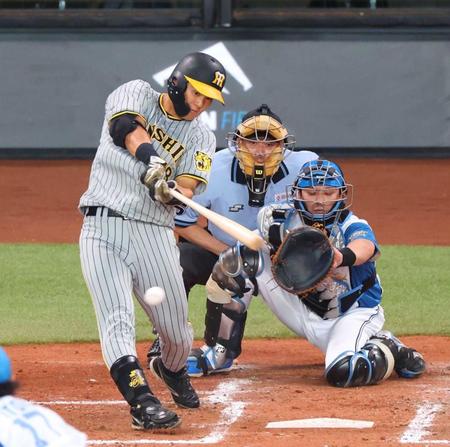 　４回、２点タイムリーを放つ前川（撮影・吉澤敬太）