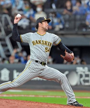 　８回、後続を断つ快投を見せた加治屋（撮影・立川洋一郎）