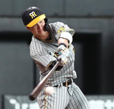 　２回、先制適時打を放つ渡辺諒（撮影・中島達哉）