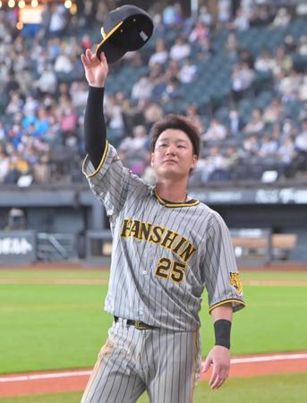 　スタンドのファンに手を振って応える渡辺諒（撮影・立川洋一郎）