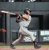 　２回、フェンス直撃の三塁打を放つ前川（撮影・中島達哉）