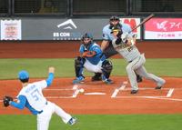 　２回、北山から先制打を放つ渡辺諒（撮影・吉澤敬太）