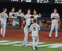 　５回、アルカンタラの中飛を好捕した近本（５）を笑顔で迎える才木（撮影・吉澤敬太）