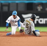 　５回、二盗を決める近本（野手・奈良間）＝撮影・中島達哉