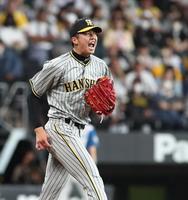 　７回、奈良間を空振り三振に仕留め、雄たけびを上げる才木（撮影・中島達哉）