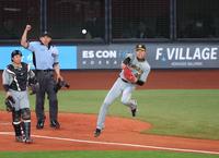 　３回、郡の投飛を捕球し、素早く反転して二塁へ送球する才木（撮影・吉澤敬太）