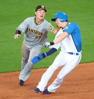 　８回、郡の遊ゴロで二走の松本剛（右）を挟殺する三塁手の渡辺諒（撮影・吉澤敬太）