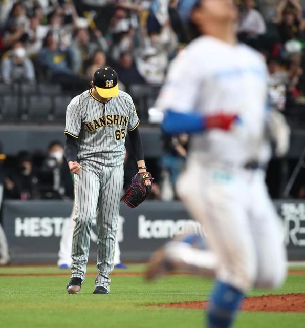 【写真】明らかにホッとした表情　肩を抱かれて湯浅がちょっとニコッ