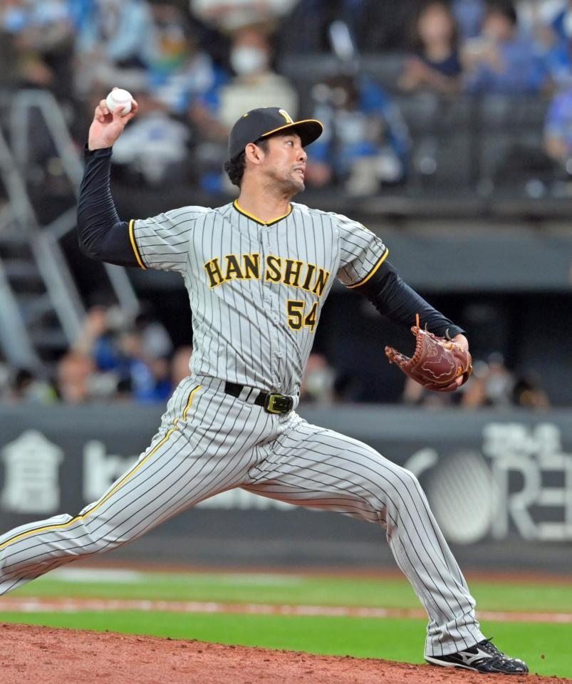 　８回、後続を断つ快投を見せた加治屋（撮影・立川洋一郎）