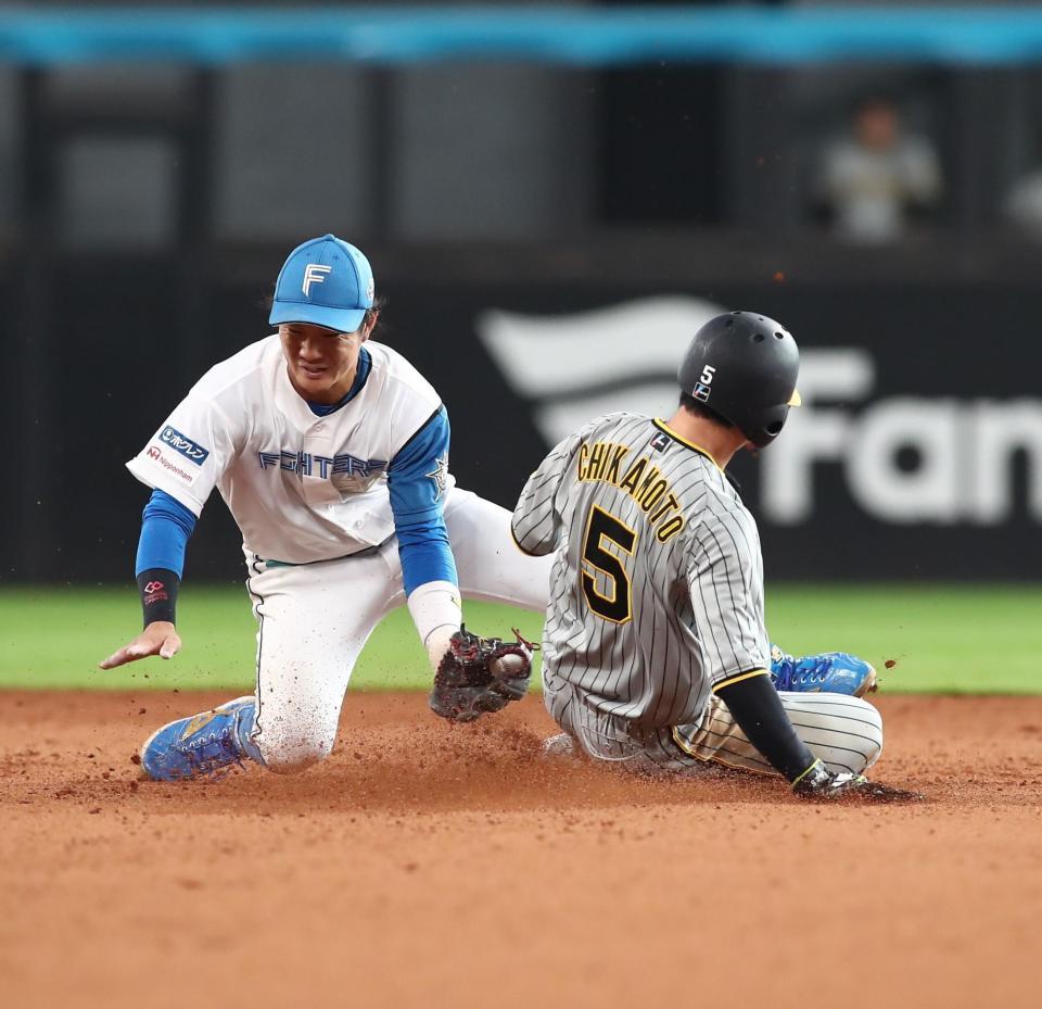 　５回、二盗を決める近本（野手・奈良間）＝撮影・中島達哉