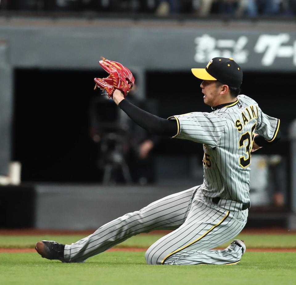 　６回、細川のバントフライに飛び込む才木（撮影・中島達哉）