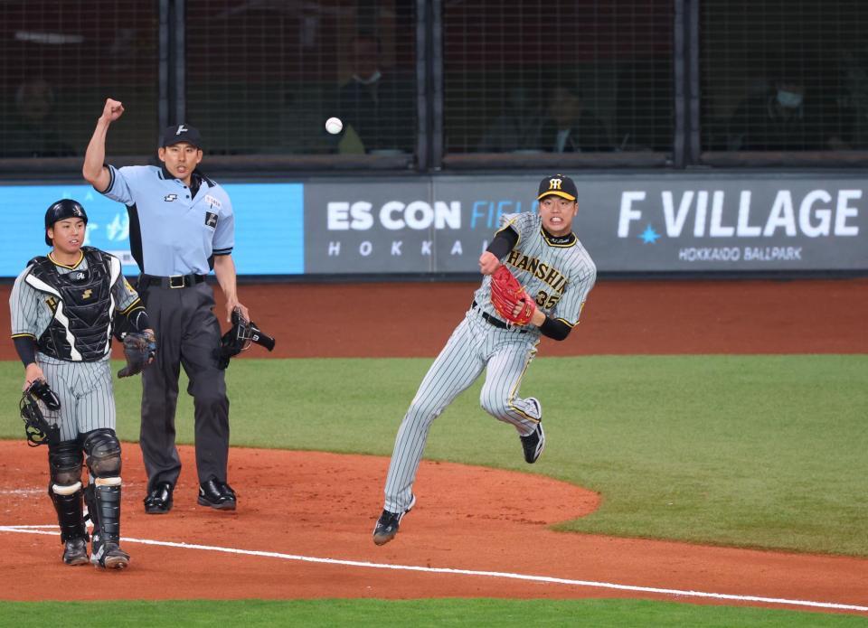 　３回、郡の投飛を捕球し、素早く反転して二塁へ送球する才木（撮影・吉澤敬太）