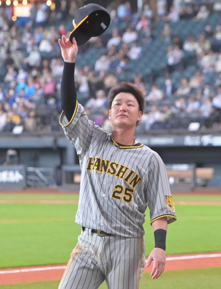 　スタンドのファンに手を振って応える渡辺諒（撮影・立川洋一郎）