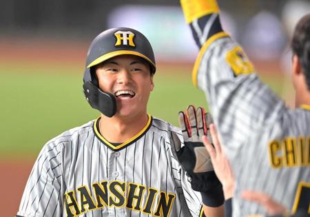 　ナインの出迎えに笑顔の前川