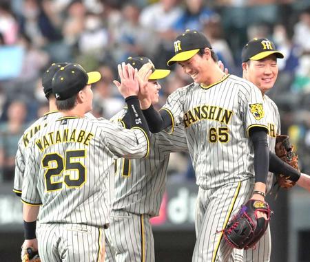 　９回裏を締めくくり渡辺諒（２５）とタッチを交わす湯浅（撮影・立川洋一郎）