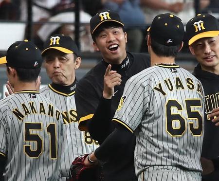 　湯浅（６５）を笑顔で迎える才木（中央）＝１１日