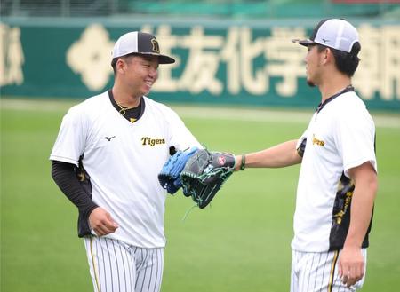 　キャッチボールを終え、グラブタッチをする伊藤将（右）と村上（撮影・坂部計介）