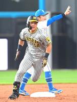 　２回、安打を放ち三塁へ駆ける前川（撮影・立川洋一郎）