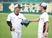 　キャッチボールを終え、グラブタッチをする伊藤将（右）と村上（撮影・坂部計介）