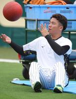 　ボールを使いトレーニングをする村上（撮影・坂部計介）